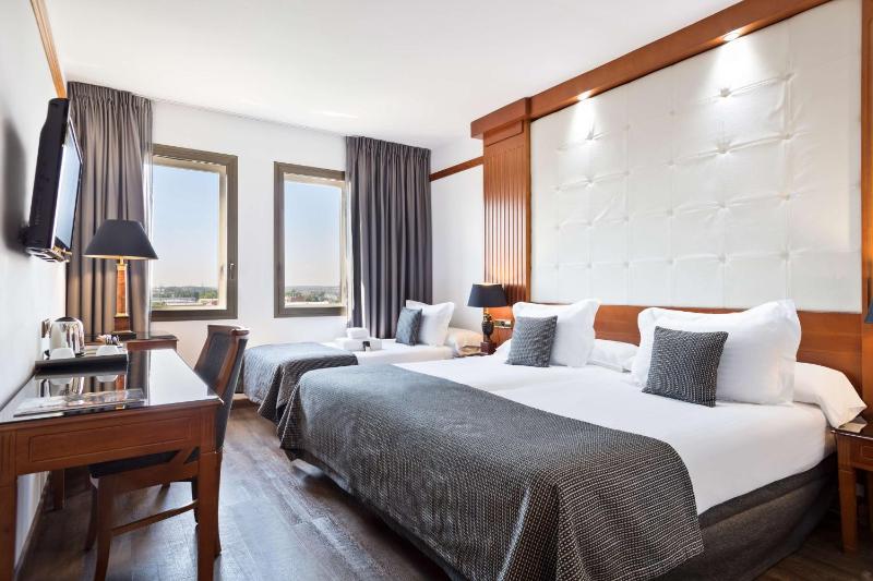 Standard Triple Room image 3