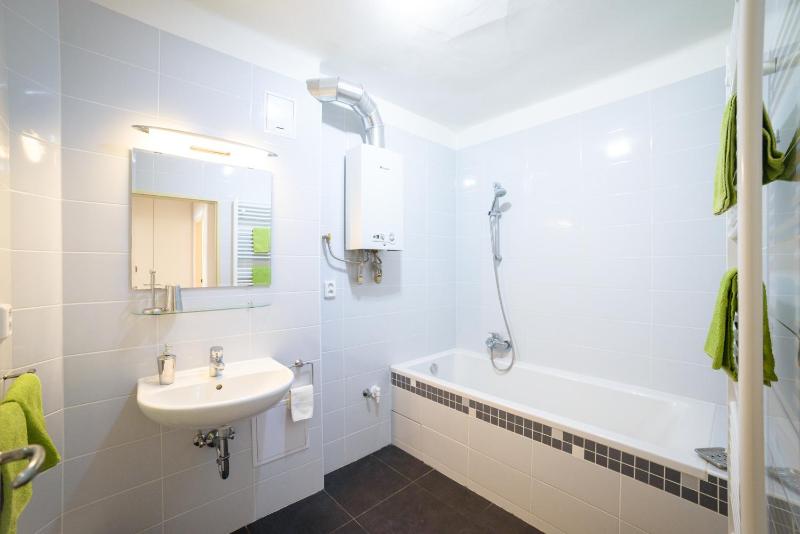 Luxury Four-Bedroom Apartment with City View image 4