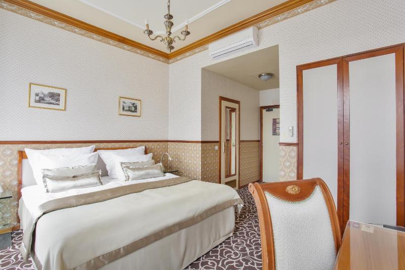 Double or Twin Room image 3