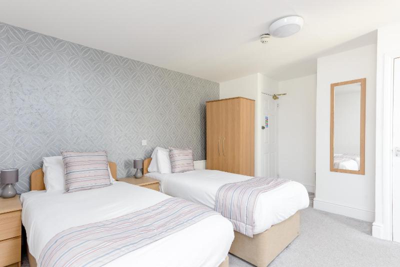 Standard Twin Room image 1