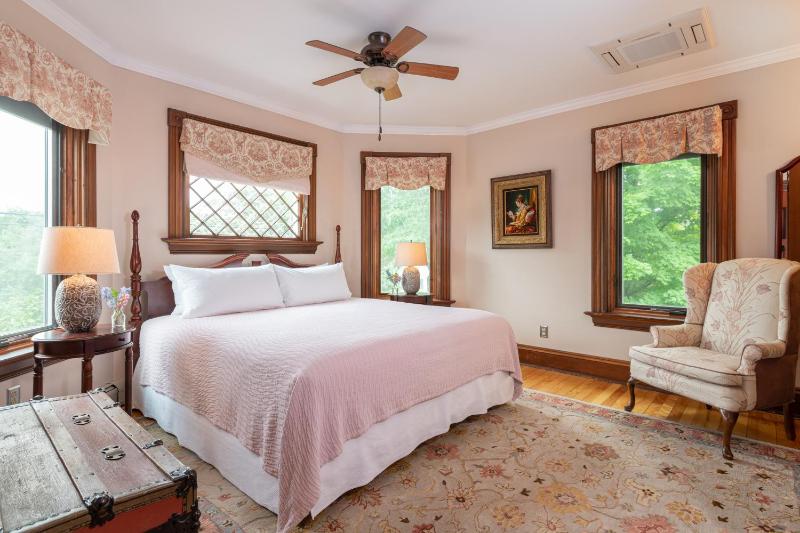 King Room with Garden View image 1