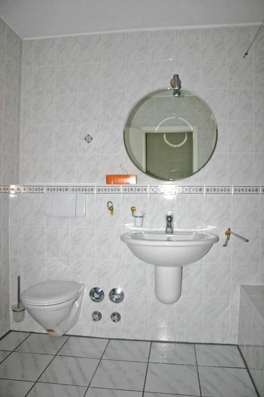 One-Bedroom Apartment image 3