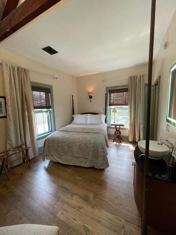 Queen Room image 4