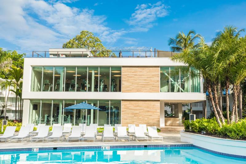 Poolside Villa with Two Queen Beds and Balcony image 3
