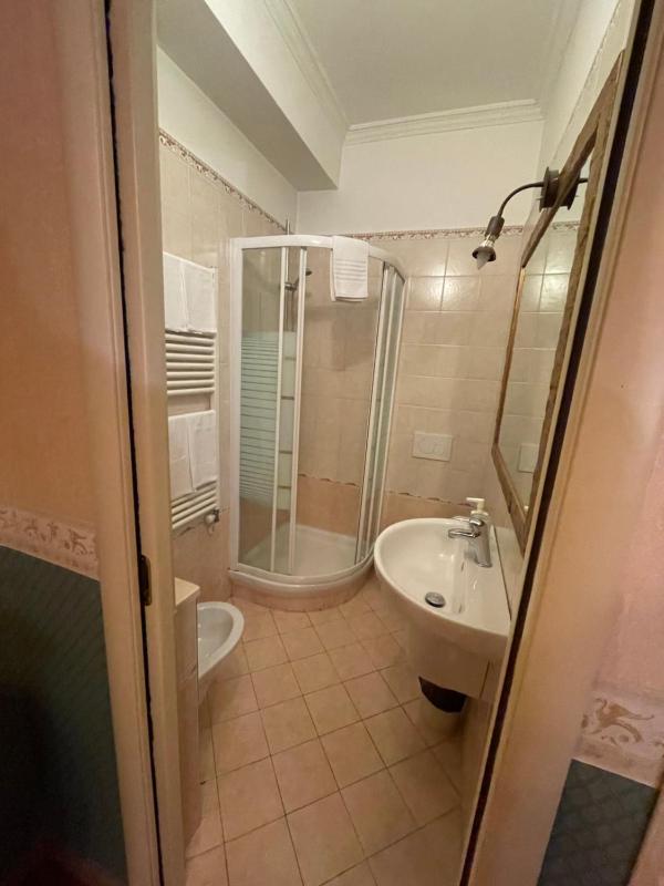 Double Room image 3