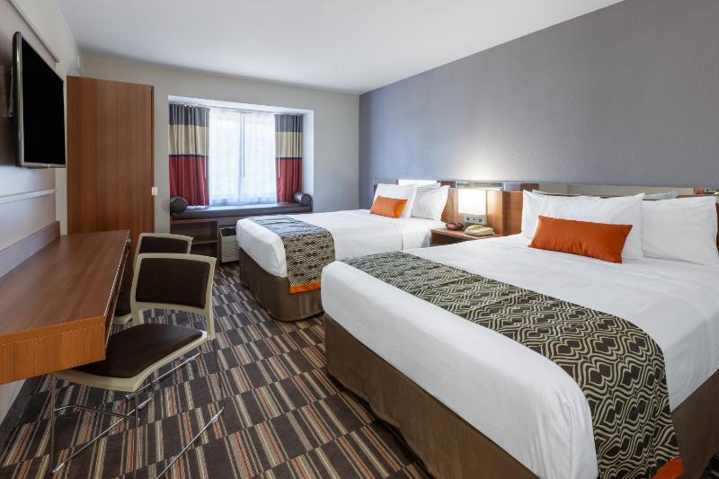Queen Room with Two Queen Beds - Non-Smoking image 2