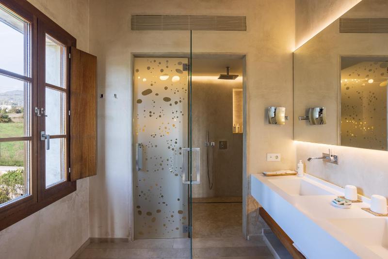 Standard Double Room image 3