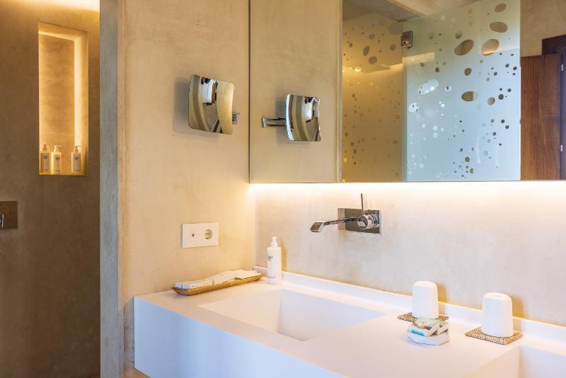 Standard Double Room image 4