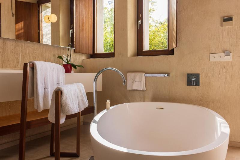 Deluxe Double Room image 3