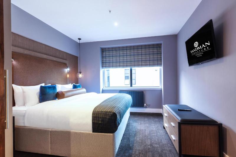 Deluxe Suite, 1 Bedroom, 1 King, Sofa Bed, Kitchenette image 1