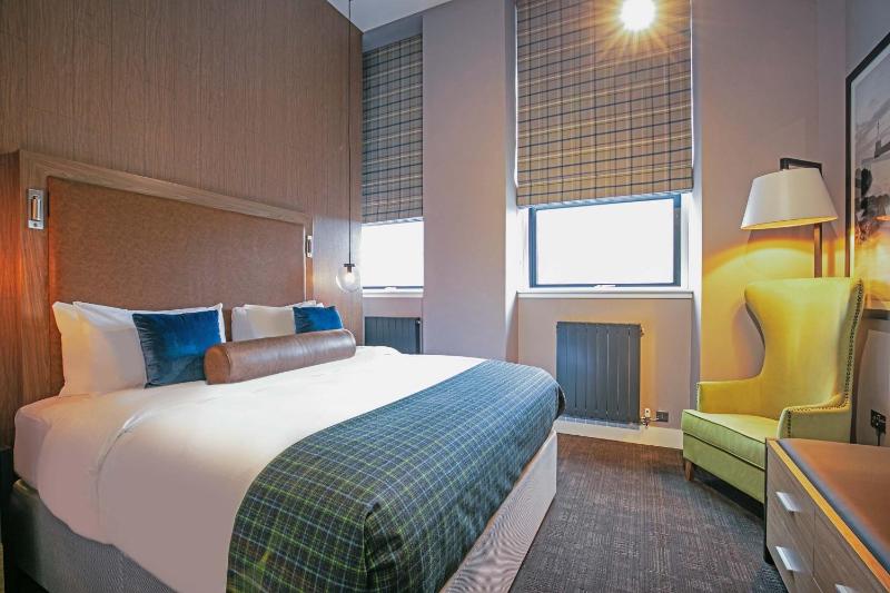 Standard Room, 1 King Bed image 3