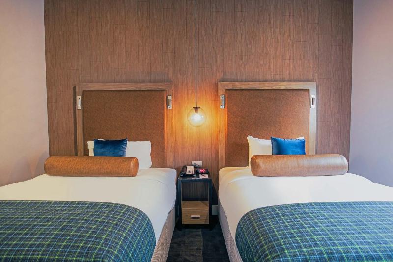 Twin Room, 2 Double Beds image 4