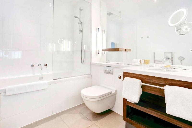 Executive Suite,1 King Bed, Kitchenette, Balcony image 4