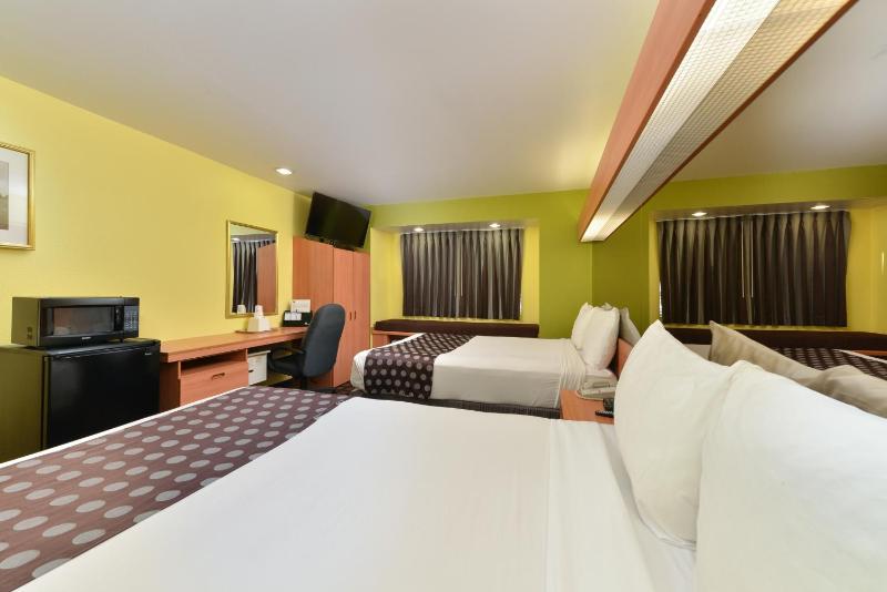 Queen Room with Two Queen Beds - Non-Smoking image 1