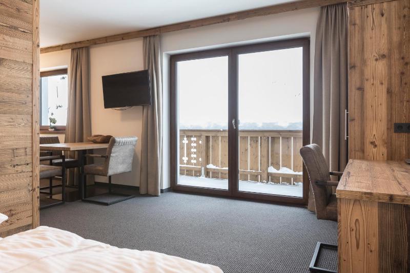 Junior Suite with Kitchenette image 4