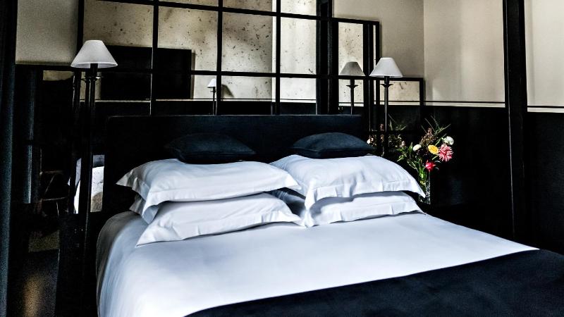 Classic Double Room image 4