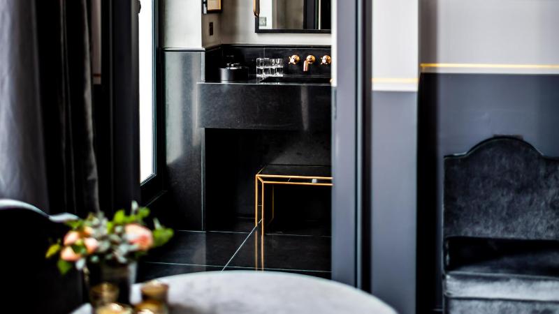 Deluxe Double Room with Balcony image 3