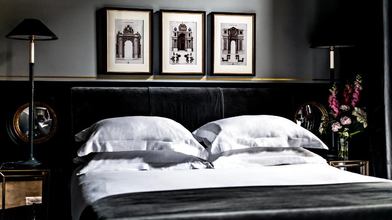 Deluxe Double Room with Balcony image 1