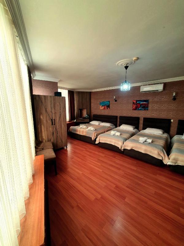 Family Room (6 Adults) image 2