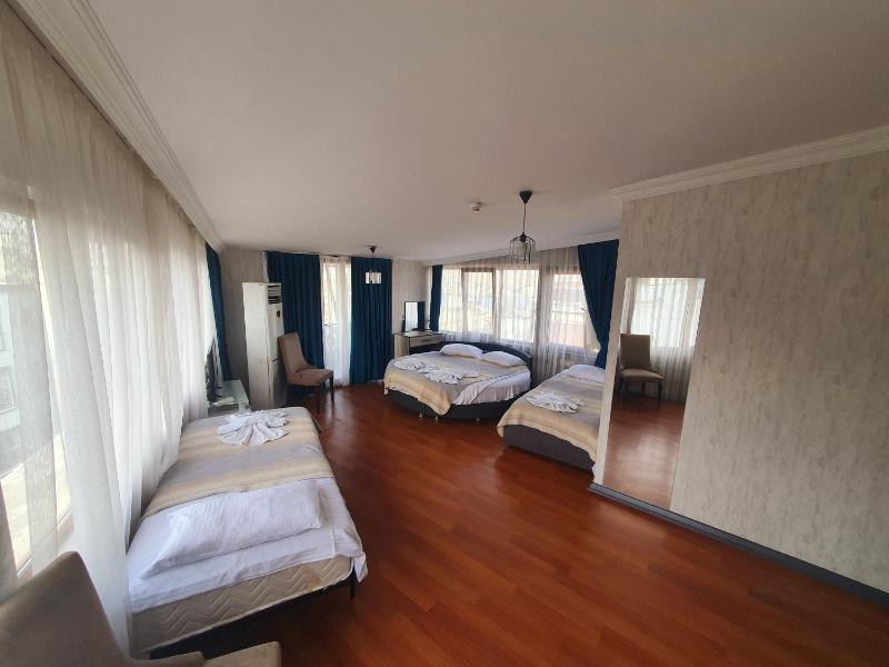 Deluxe Suite with Sea View image 4