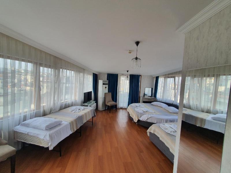 Deluxe Suite with Sea View image 3