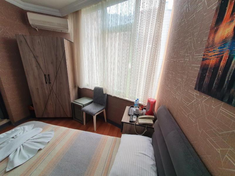 Standard Double or Twin Room image 4
