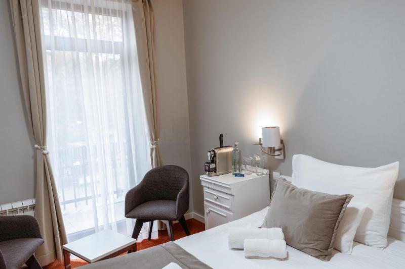 Deluxe Double or Twin Room image 3
