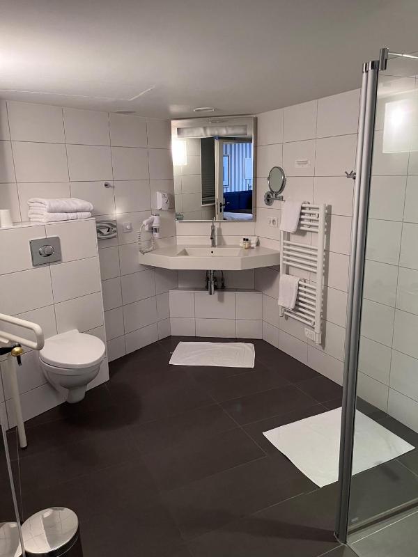 Twin Room - Disability Access image 2