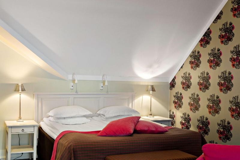 Junior Queen Suite - Non-Smoking image 4
