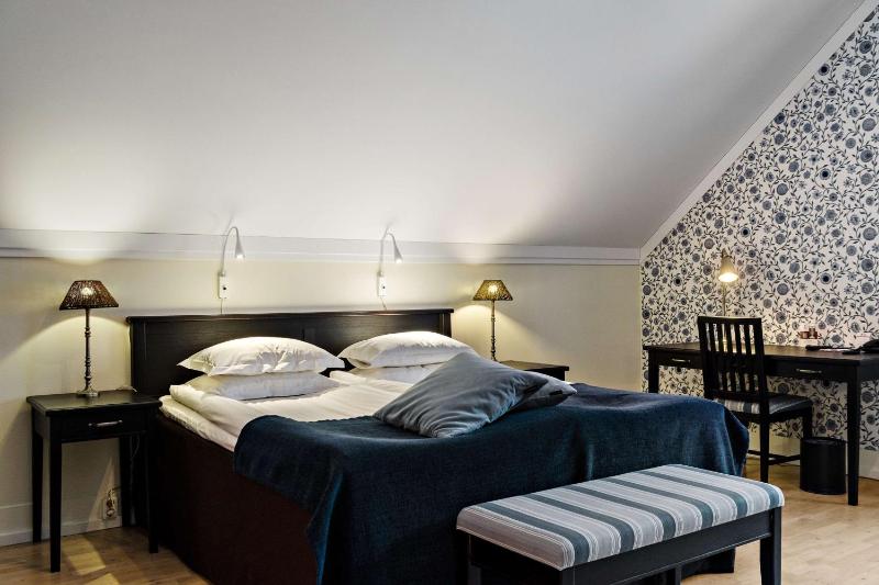 Junior Queen Suite - Non-Smoking image 3