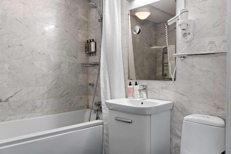 Junior Queen Suite - Non-Smoking image 2
