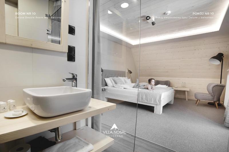 Deluxe Double Room with Balcony image 2