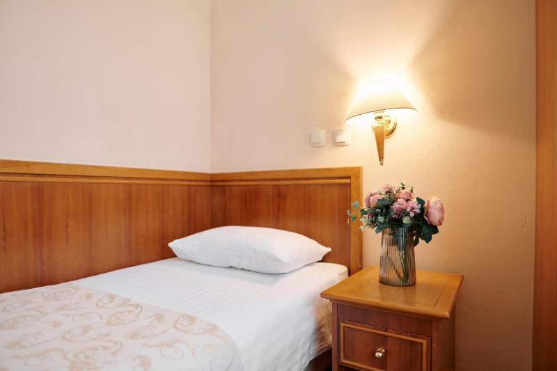 Single Room with Street View image 1