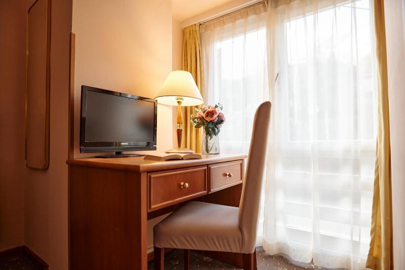 Single Room with Street View image 3