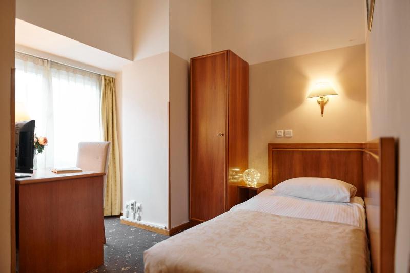 Single Room with Street View image 4