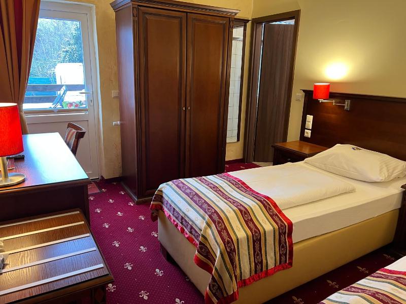 Deluxe Single Room with Balcony image 3