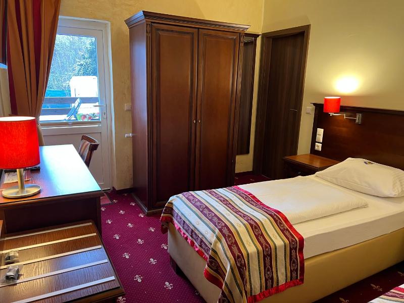 Deluxe Single Room with Balcony image 4