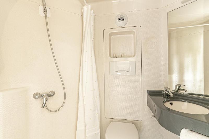 Twin Room image 3