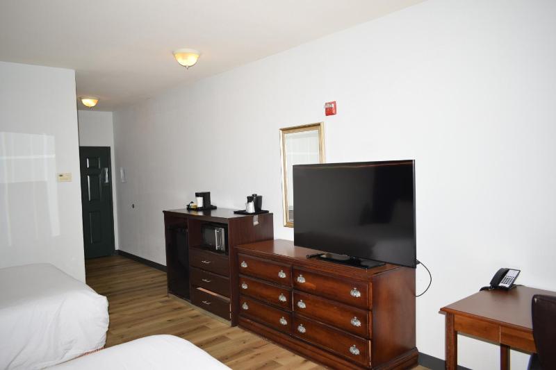 2 Queen Beds, Mobility Accessible Room, Bathtub w/ Grab Bars, Non-Smoking image 3