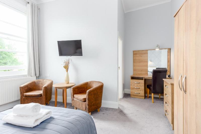 Standard Double Room image 3