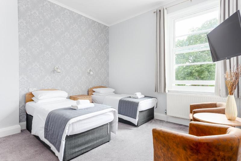 Standard Twin Room image 1