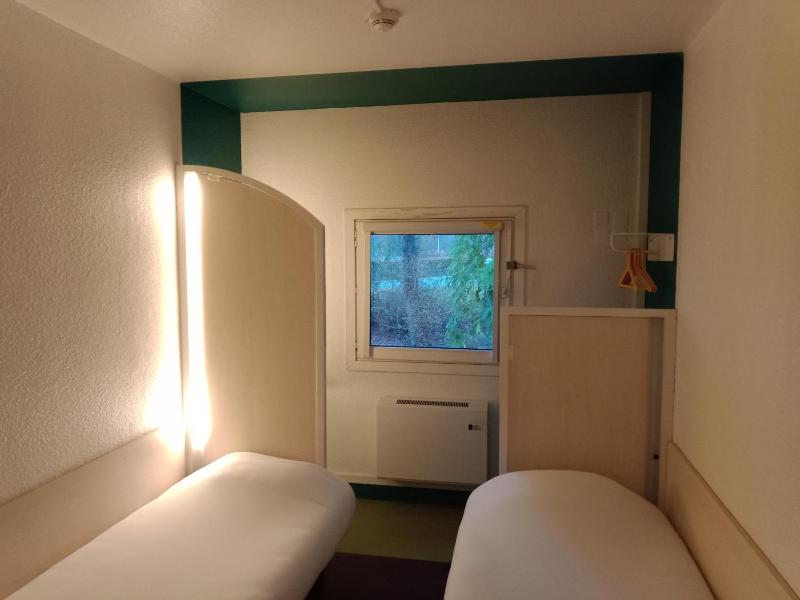 Twin Room with Shared Bathroom image 1