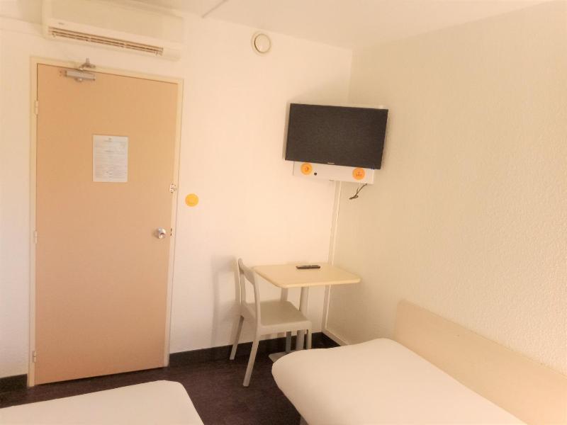 Twin Room with Shared Bathroom image 3