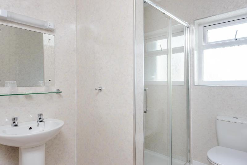Twin Room image 3