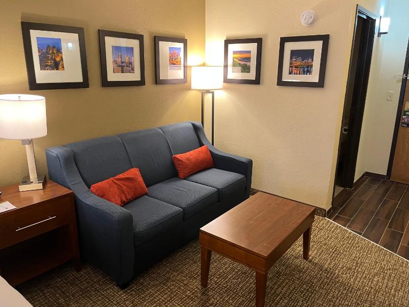 King Suite - Non-Smoking image 3