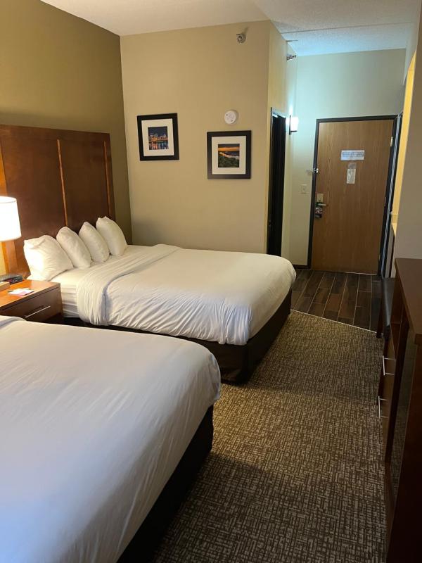 Queen Room with Two Queen Beds - Non-Smoking image 2
