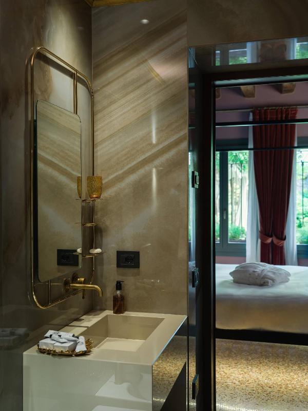 Suite with Garden View image 4