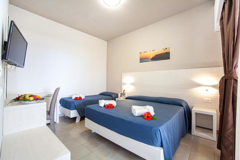 Superior Triple Room image 4