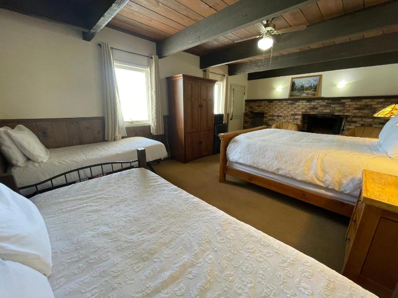 Quadruple Room with Mountain View image 4