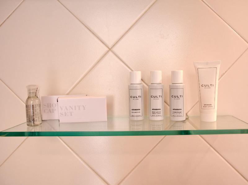 Double Room with Sea View image 4